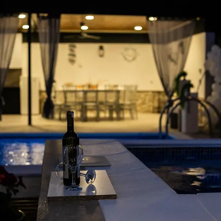 Kuca Za Odmor Kamena With Pool, Jacuzzi & Sauna Villa *